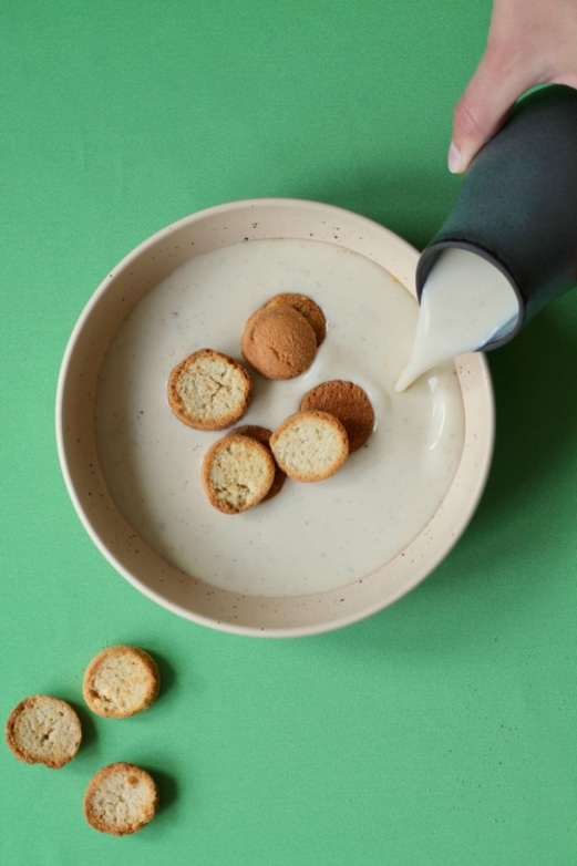 Vegan cold buttermilk soup (Danish koldskål) 100 plantebaseret